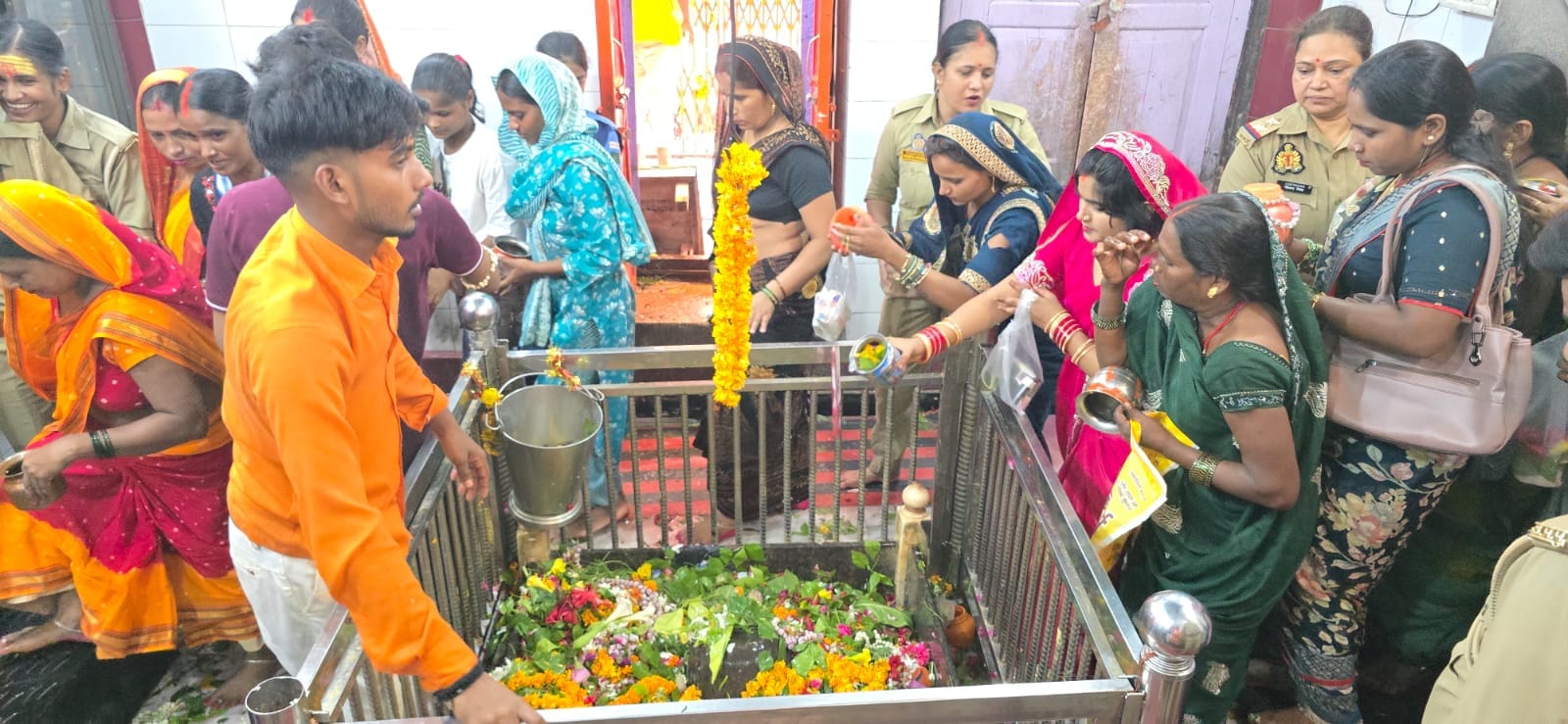 शिवलिंग पर जलाभिषेक करते श्रद्धालु। संवाद