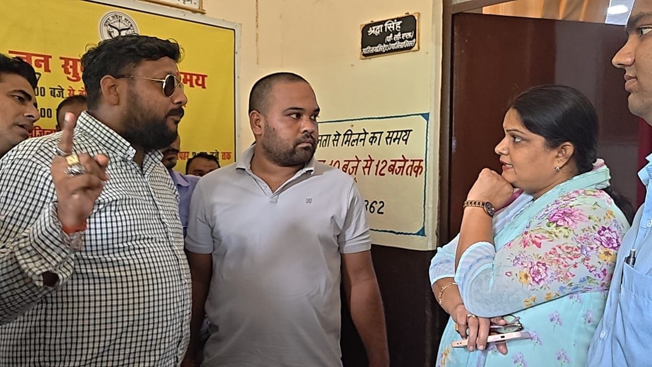 शिवसेना के जिलाध्यक्ष की एसडीएम से होती बातचीत।संवाद