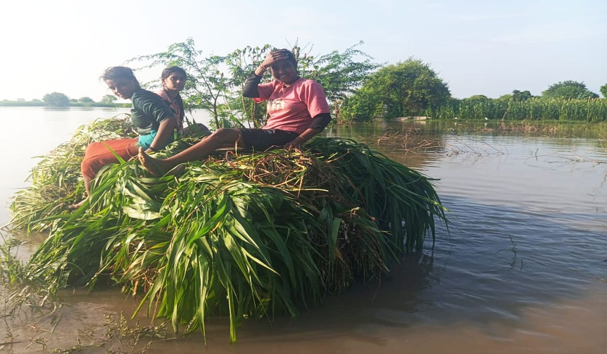 Yamuna in spate at Tundla; crops submerging; alert issued for over 20 villages.