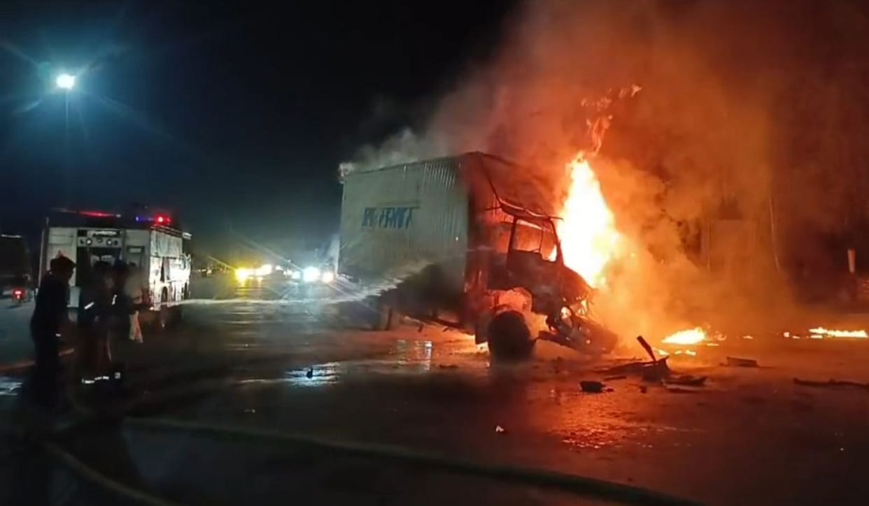 Fire breaks out in container truck after crashing into a stationary truck on the highway; cleaner injured.