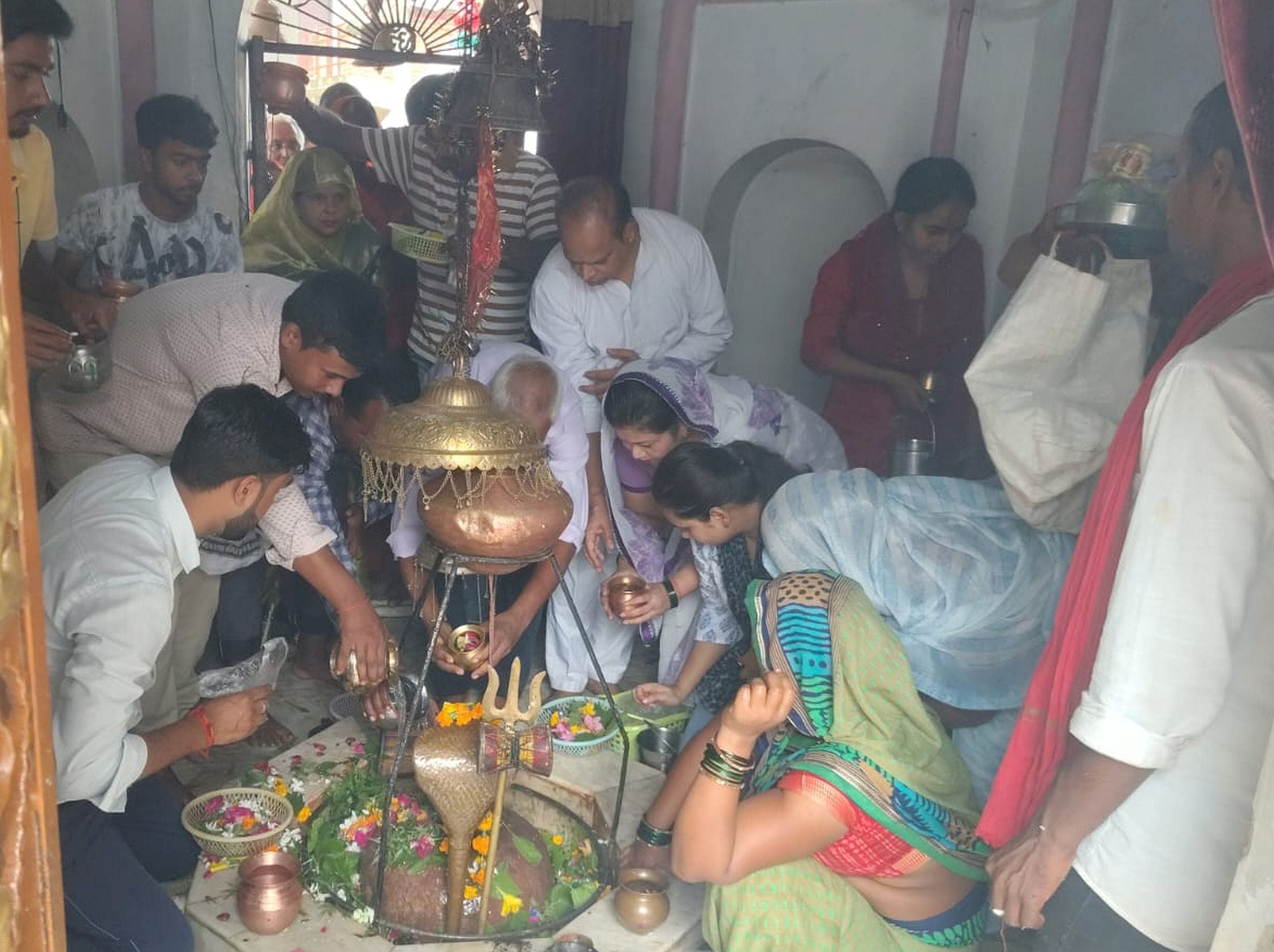 ताला स्थित मुकुटनाथ धाम परिसर में जलाभिषेक करते श्रद्धालु। संवाद