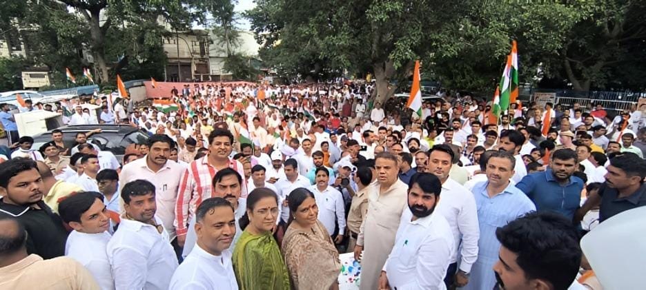 तिरंगा यात्रा के अवसर पर उपस्थित भाजपा प्रदेशाध्यक्ष डॉ. अर्चना गुप्ता व अन्य कार्यकर्ता। पार्ट