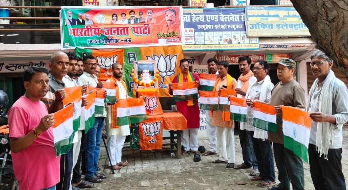 दोहरीघाट में शहीद खुदीराम बोस की पुण्यतिथि पर उन्हें श्रद्धांजलि अर्पित करते भाजपा कार्यकर्त