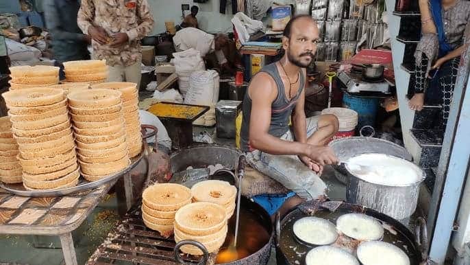 दुकान में घेवर बनाते कारीगर। संवाद