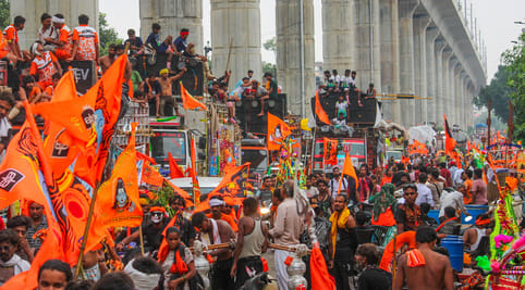 दिल्ली मेरठ रोड पर डाक कांवड़ लेकर गुजरते शिवभक्त। संवाद