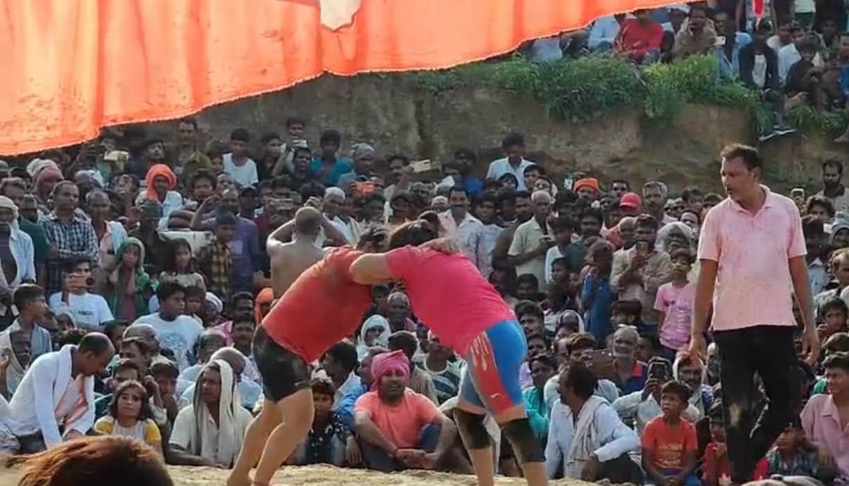 दुर्गागंज के संकट मोचन मंदिर परिसर में कुश्ती लड़ती महिला पहलवान। संवाद