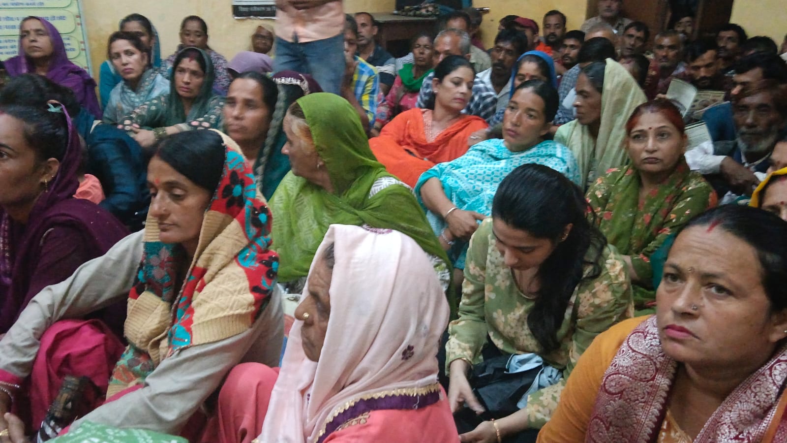 ददाहू में विभागीय योजनाओं की जानकारी हासिल करती बीपीएल परिवार की महिलाएं। संवाद