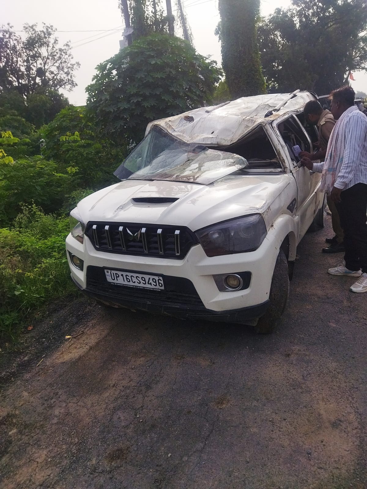 दवोपुर के पास वाराणसी-गोरखपुर फोरलेन पर दुर्घटना में क्षतिग्रस्त वाहन को देखते ग्रामीण। स्रोत- 