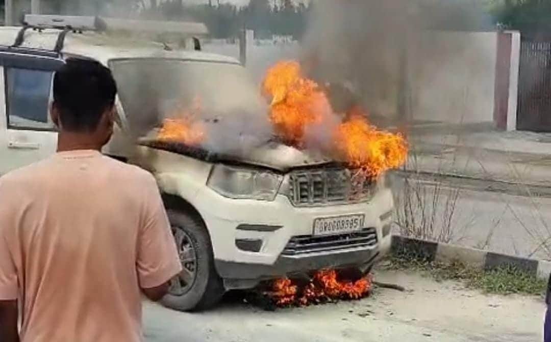 Muzaffarpur Bihar news : running scorpio turns into ball of fire people jump and save his life