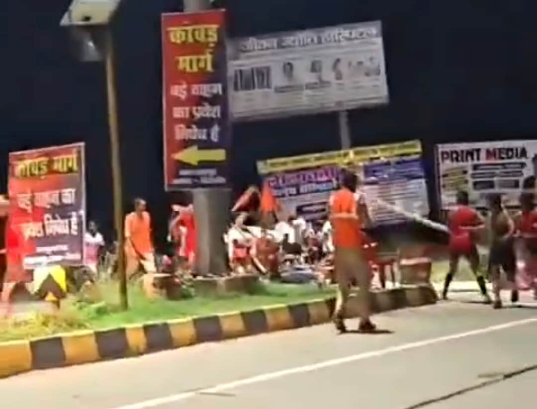 धामपुर में नेशनल हाईवे पर आपस में भिड़ते कांवड़िये स्रोत वीडियोग्रैब