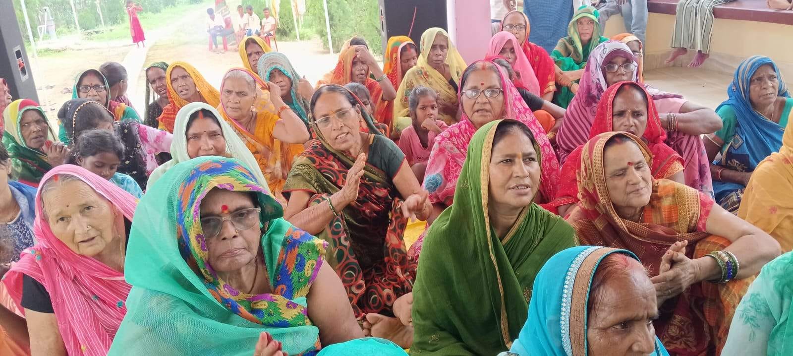 धीना के सिकठा में नर्मदेश्वर शिवलिंग की प्राण प्रतिष्ठा पर उपस्थित महिलाएं। संवाद