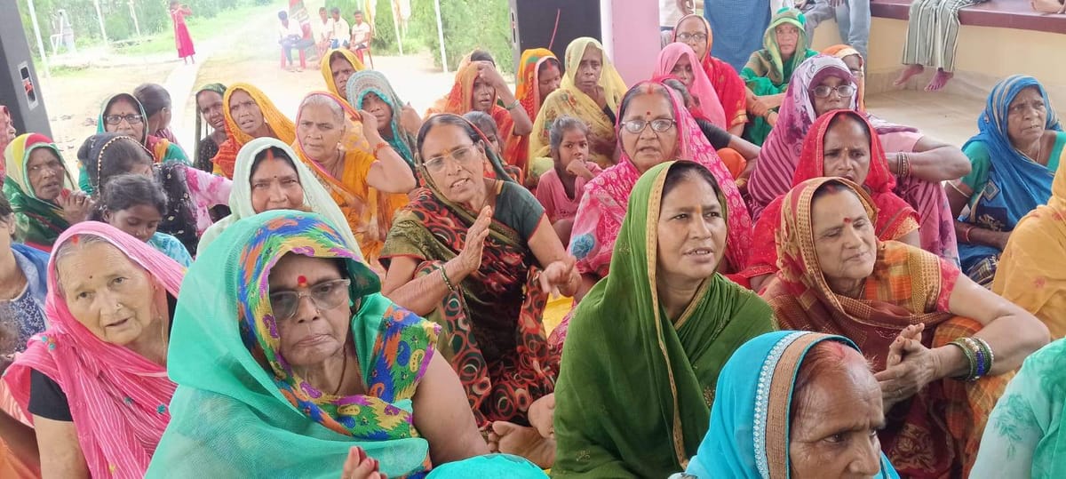 Chandauli News: नर्मदेश्वर शिवलिंग की प्राण प्रतिष्ठा के साथ मनाया स्थापना दिवस