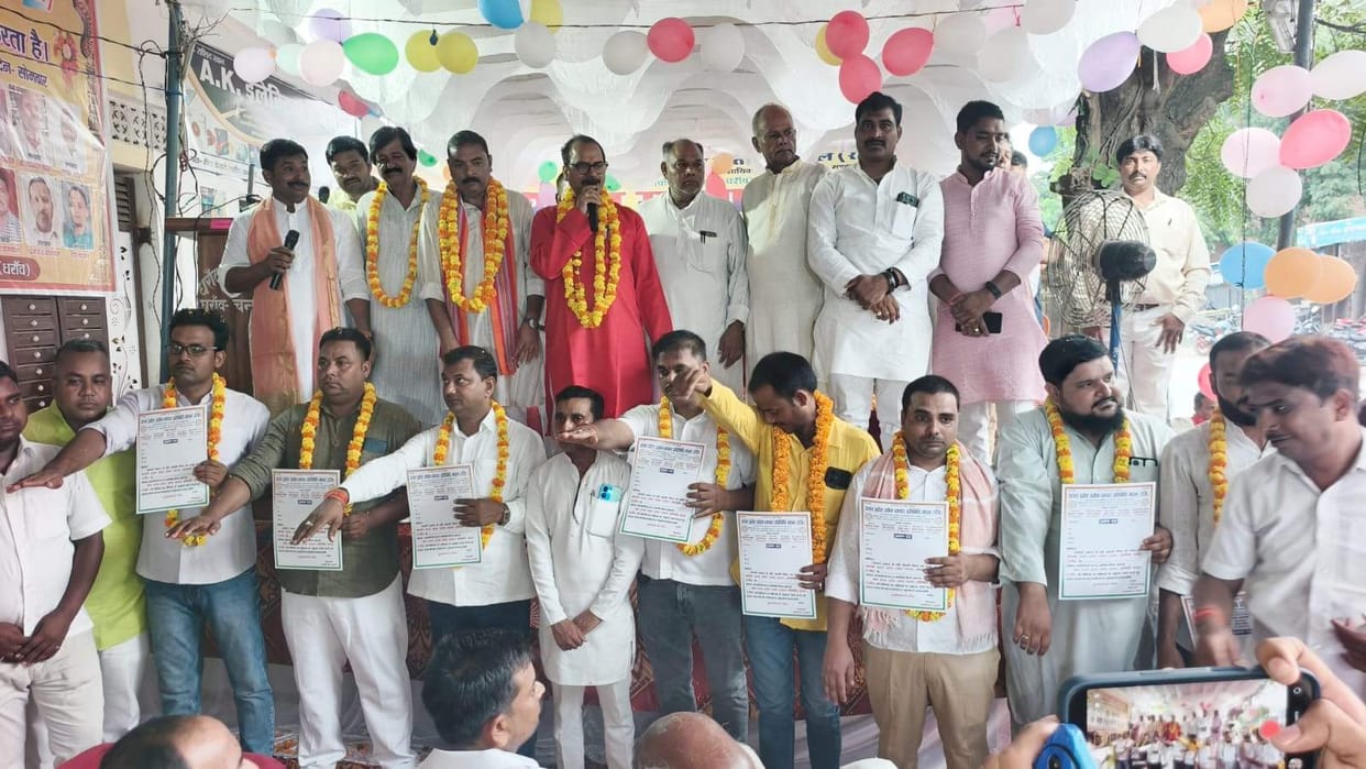 New executive committee of Sitapokhari Vyapar Mandal takes oath.