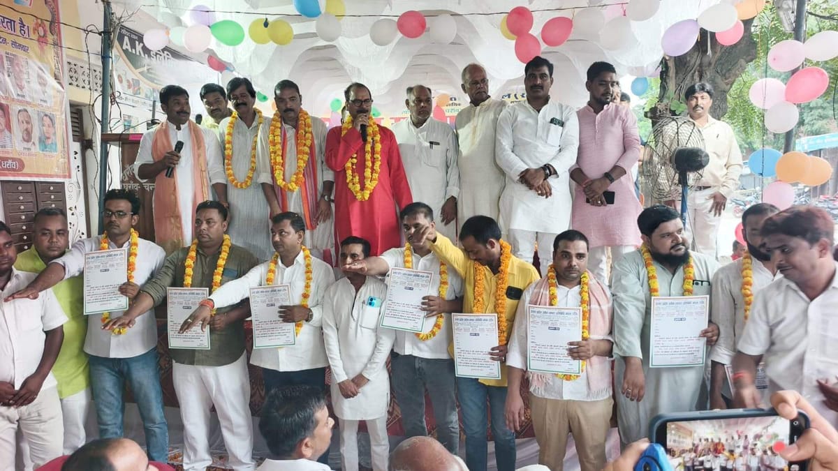 Chandauli News: सीतापोखरी व्यापार मंडल की नई कार्यकारिणी ने ली शपथ
