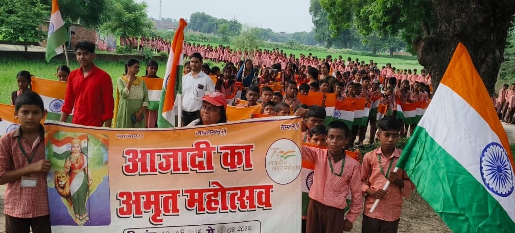 Children and teachers took out a Tiranga Yatra.