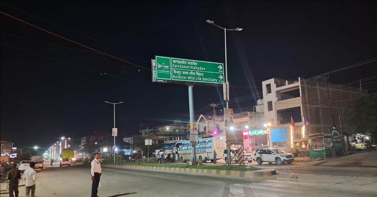 Darkness due to non-functional streetlights poses a risk of accidents on the highway at night.