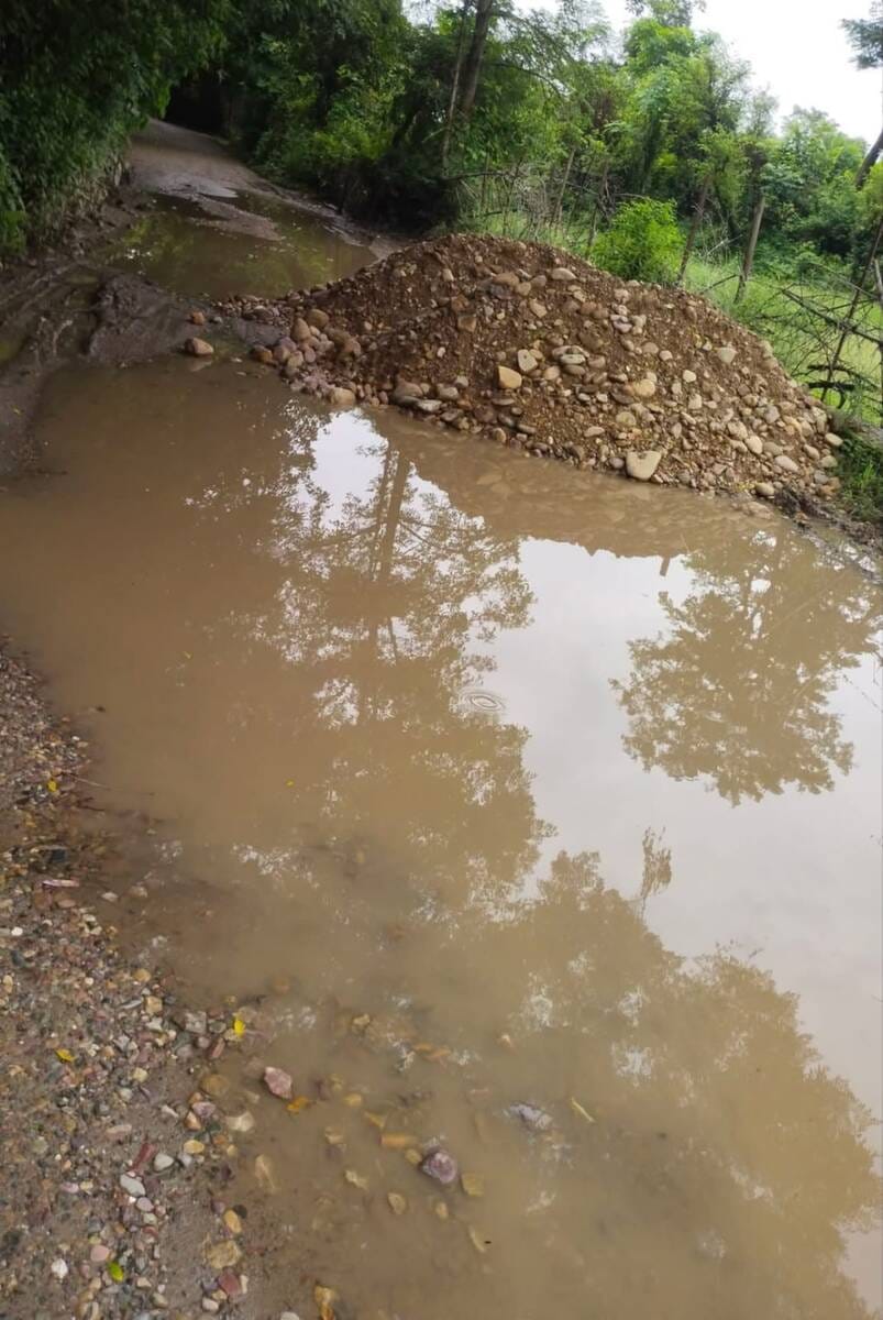 वाहनों की परेशानी का सबब खस्ताहाल अमलेला - घाड़जरोट सड़क के बीच जरोट के पास लगा मिट्टी का ढेर (फ़ो