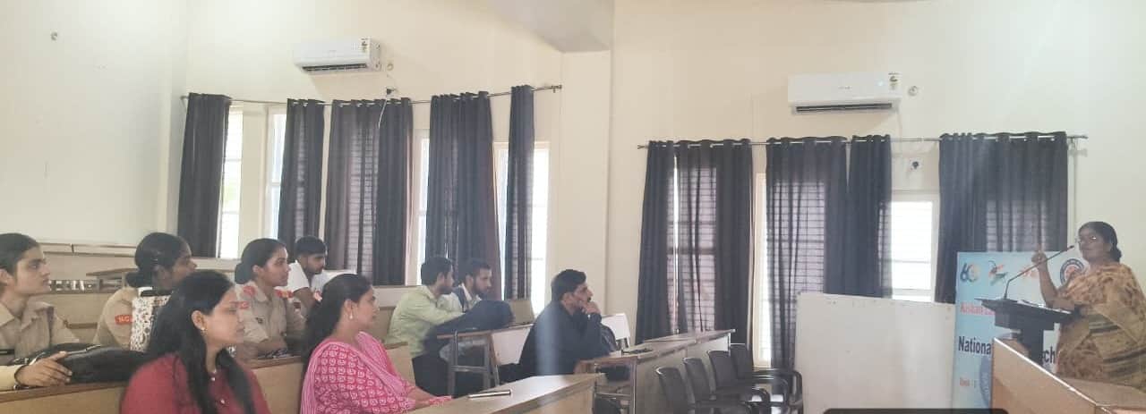 व्याख्यान कार्यक्रम में भाग लेते एनएसएस स्वयंसेवक एवं एनसीसी कैडेट्स। स्त्रोत: कॉलेज