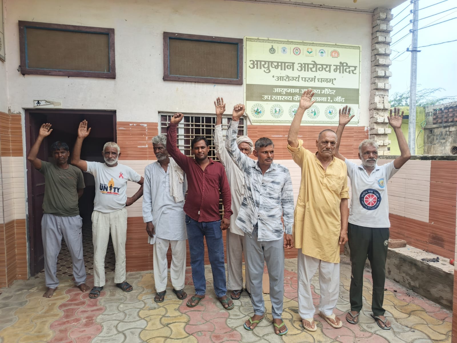 11 जुलाना 01: स्वास्थ्य विभाग के खिलाफ नारेबाजी करते हुए वार्ड के लोग।