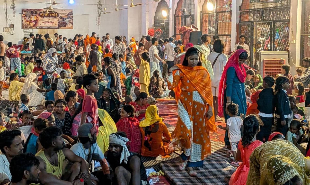 11जेएनडी01: जयंती देवी मंदिर में पूजा अर्चना के लिए आए श्रद्धालु। संवाद