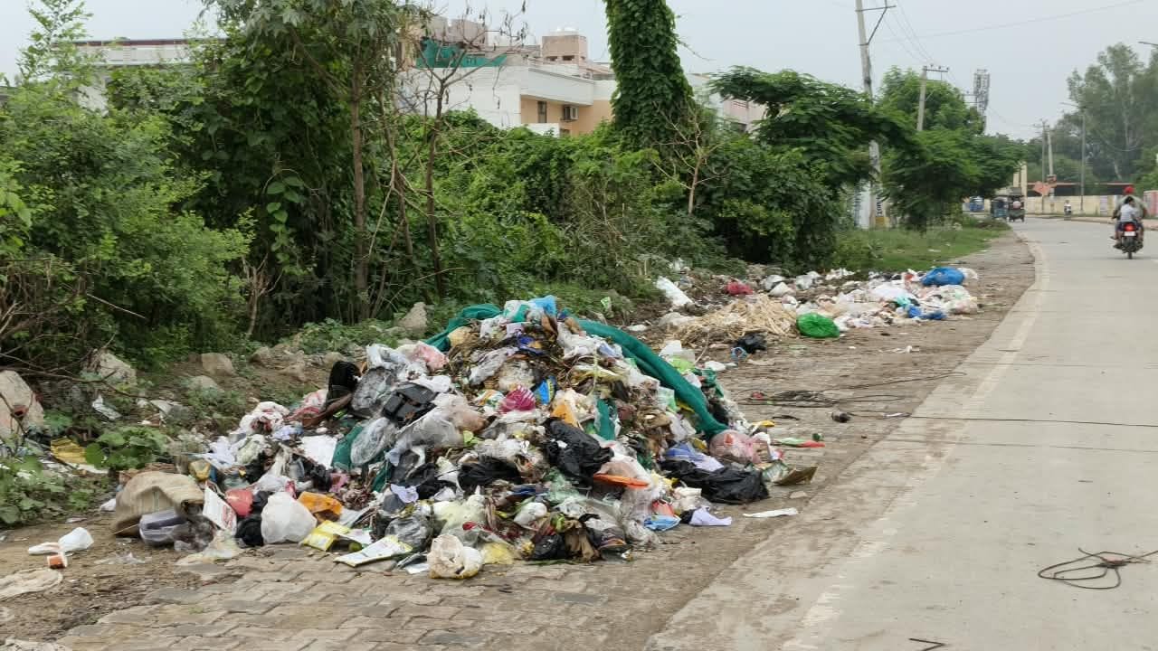 11जेएनडी26: शहर के जेडी सेवन मार्ग पर लगा कूड़े का ढेर। संवाद