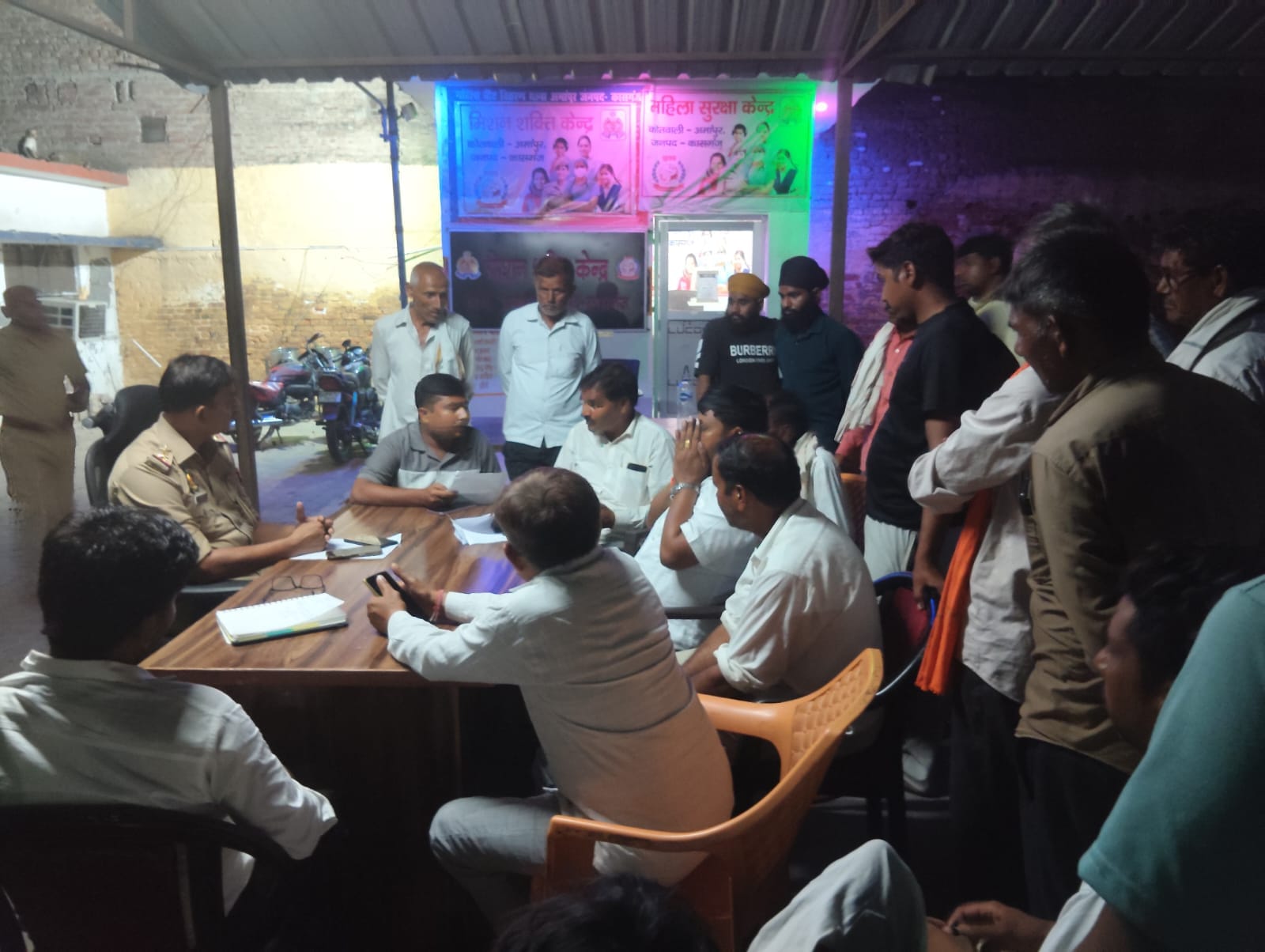 अमांपुर थाने में मौजूद बुजुर्ग महिला के परिजन। संवाद