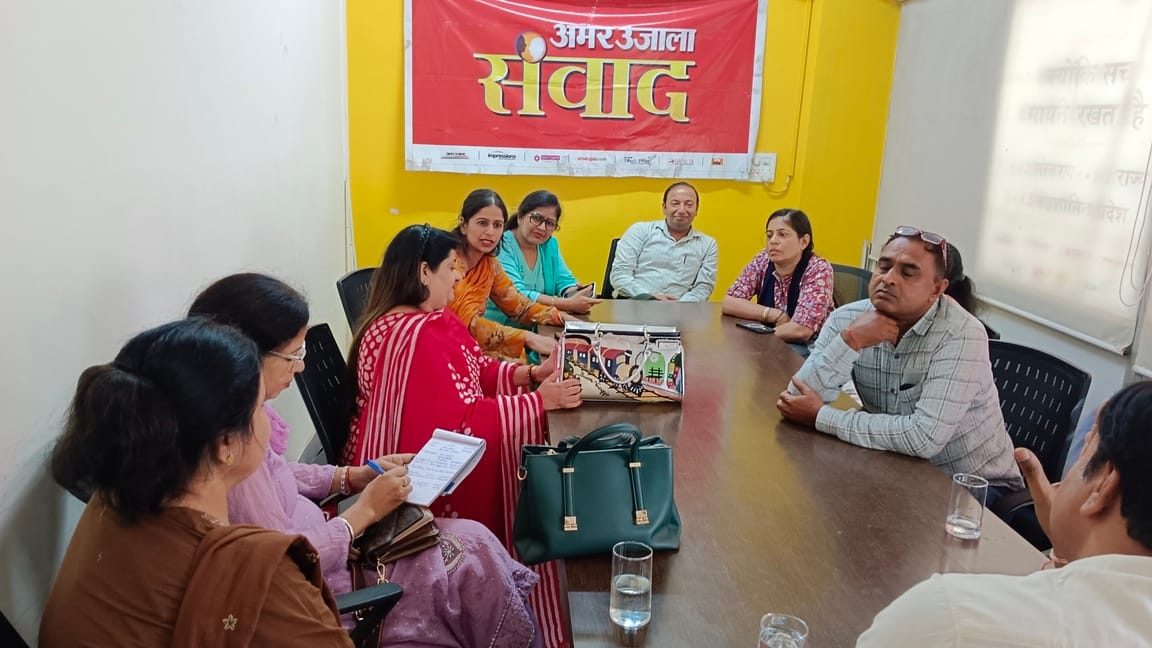 अमर उजाला के संवाद कार्यक्रम में उपस्थित शिक्षक।