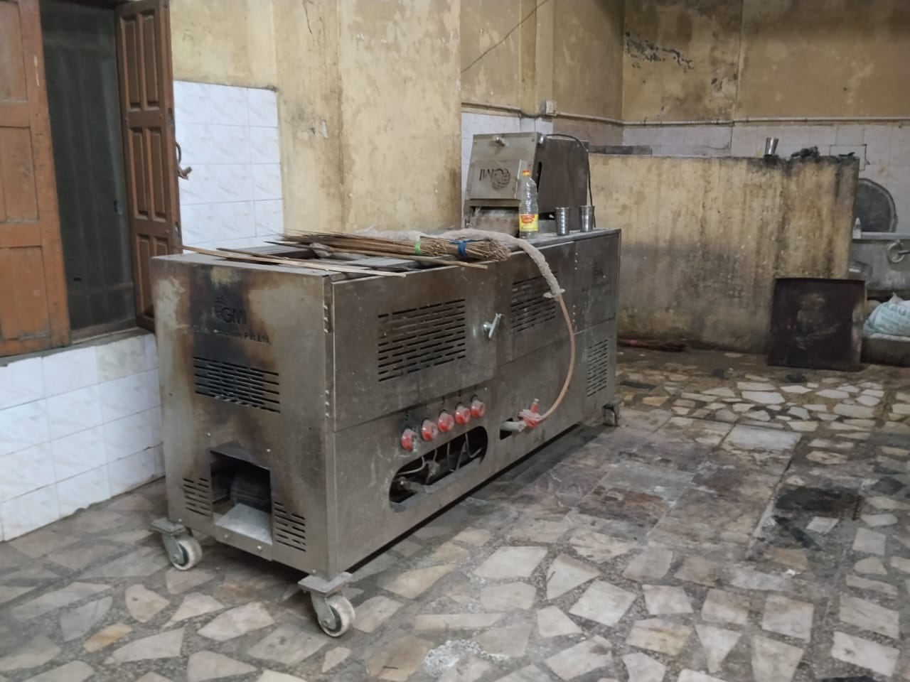 बाबा बालक नाथ मंदिर दियोटसिद्ध में खराब पड़ी रोटी मेकिंग मशीन। संवाद