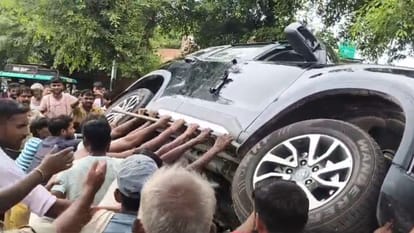 villagers beat up Medical Officer in front of police in Budaun