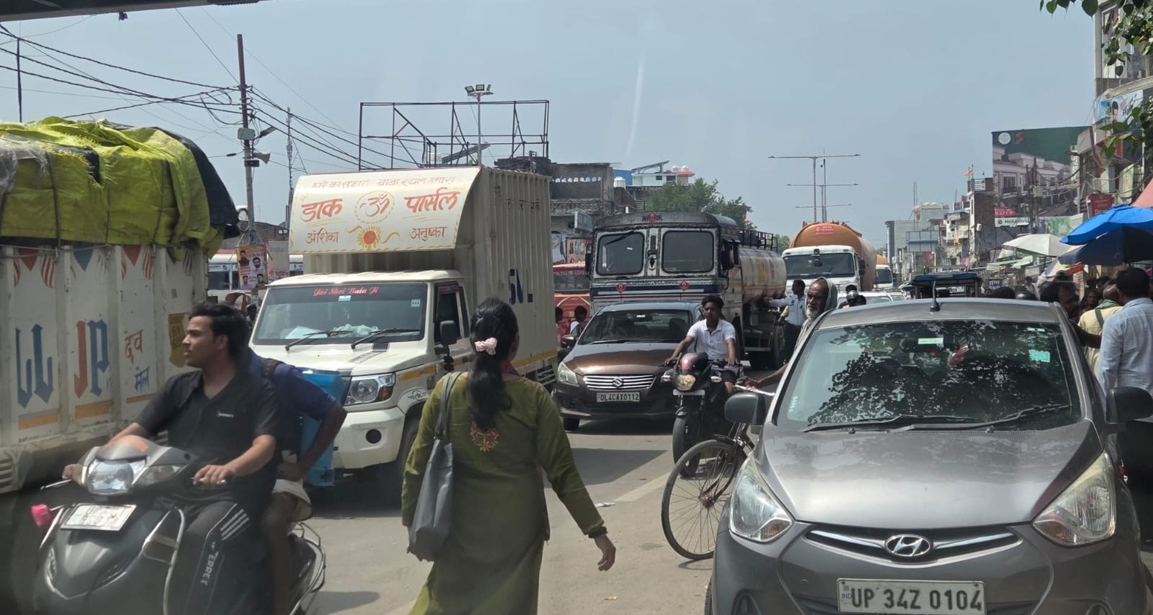 बछरावां कस्बा में हाईवे पर जाम लगने से धीरे-धीरे निकलते वाहन। 