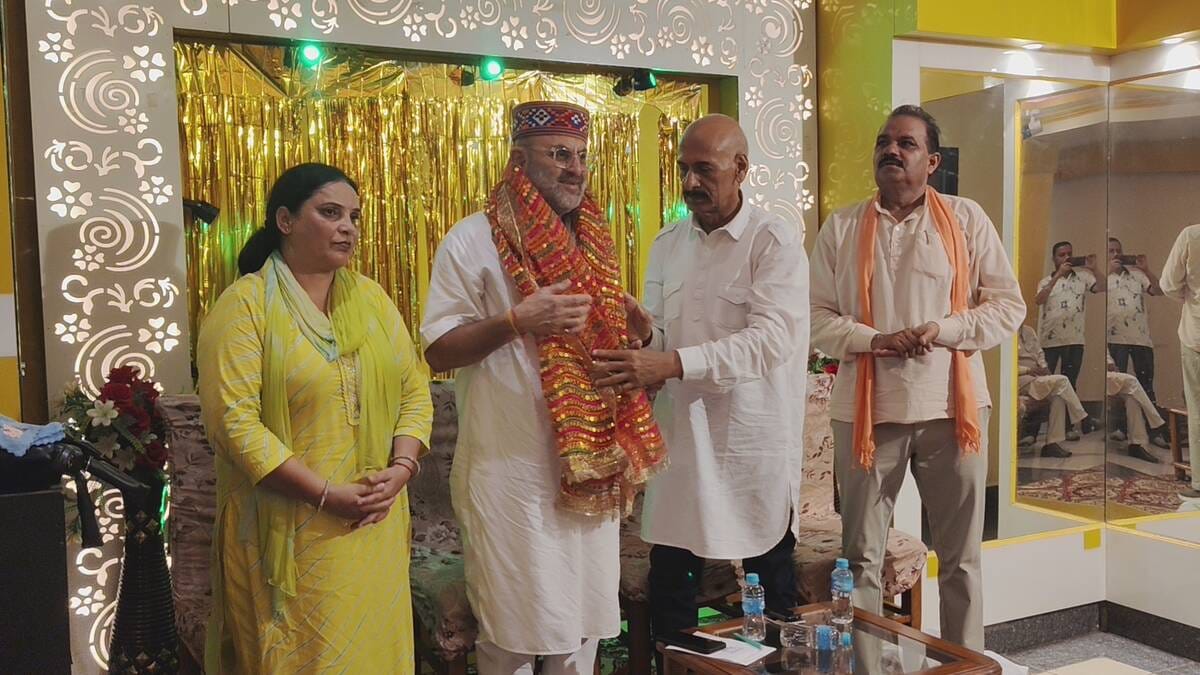भाजपा ज्वालामुखी मंडल की को तिरंगा यात्रा के बाद परिचय बैठक में जिला प्रभारी राजेश ठाकुर का स्व