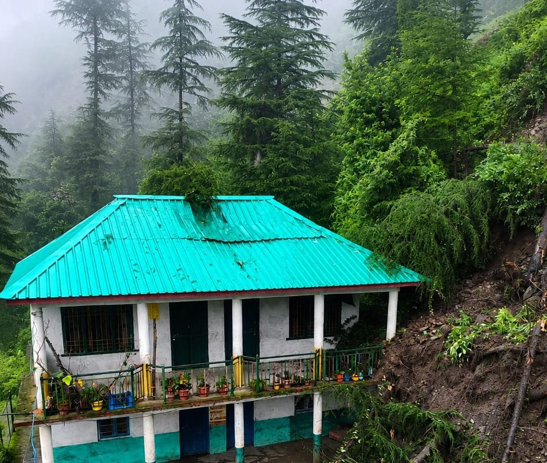 Debris and rocks fell on the Primary School building in Kun.