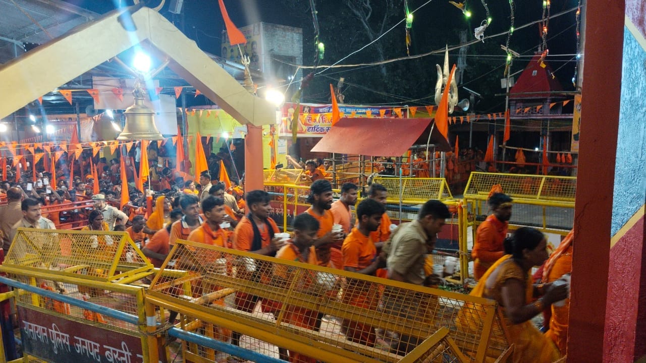भदेश्वरनाथ में जलाभिषेक से पहले बैरीकेडिंग के बीच से गुजरते कांवड़िए संवाद