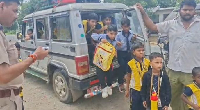 बोलेरो से उतारे जा रहे बच्चे। स्रोत: विभाग