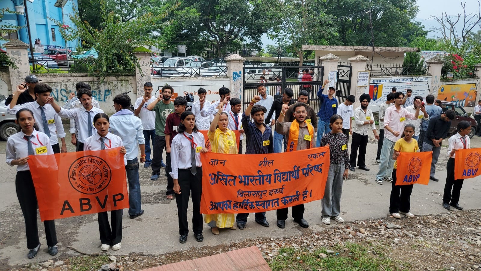 बिलासपुर कॉलेज में गेट के बाहर धरना देते एबीवीपी के कार्यकर्ता। स्रोत: एबीवीपी