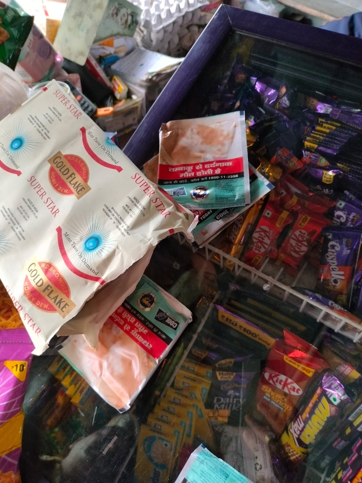 बिलासपुर में दुकान पर पाए गए तंबाकू उत्पाद। स्रोत: डीपीआरओ