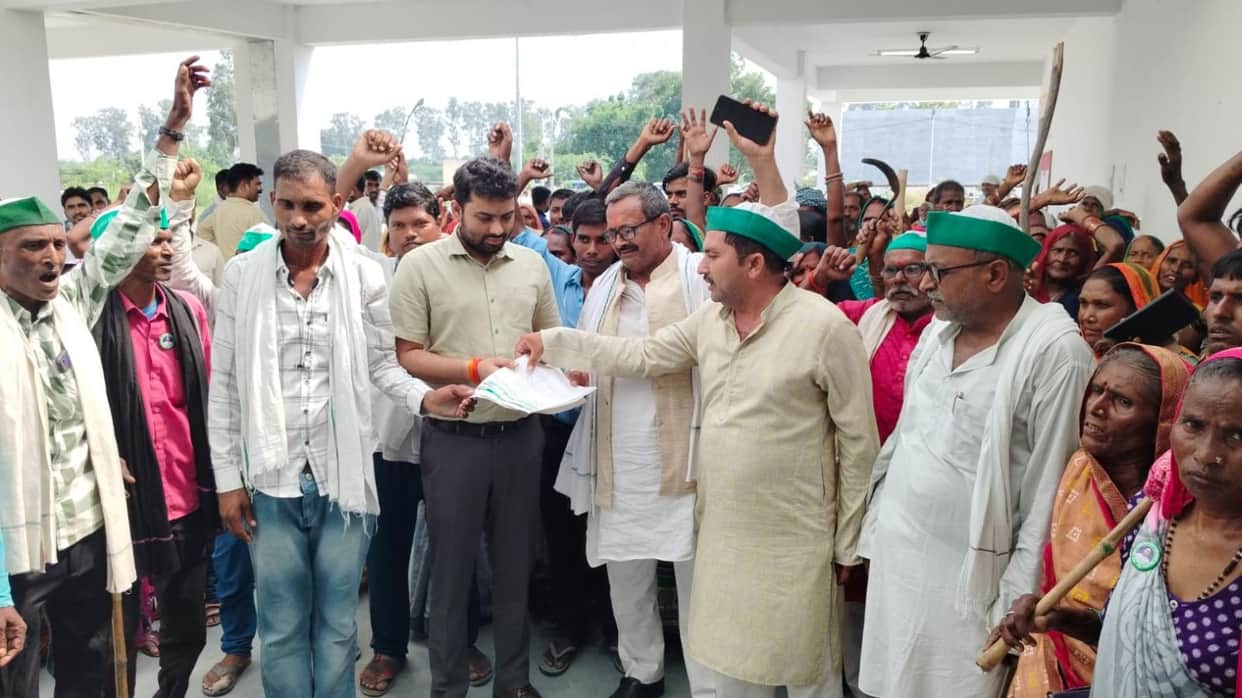 Farmers surrounded the Sub-Divisional Magistrate's office