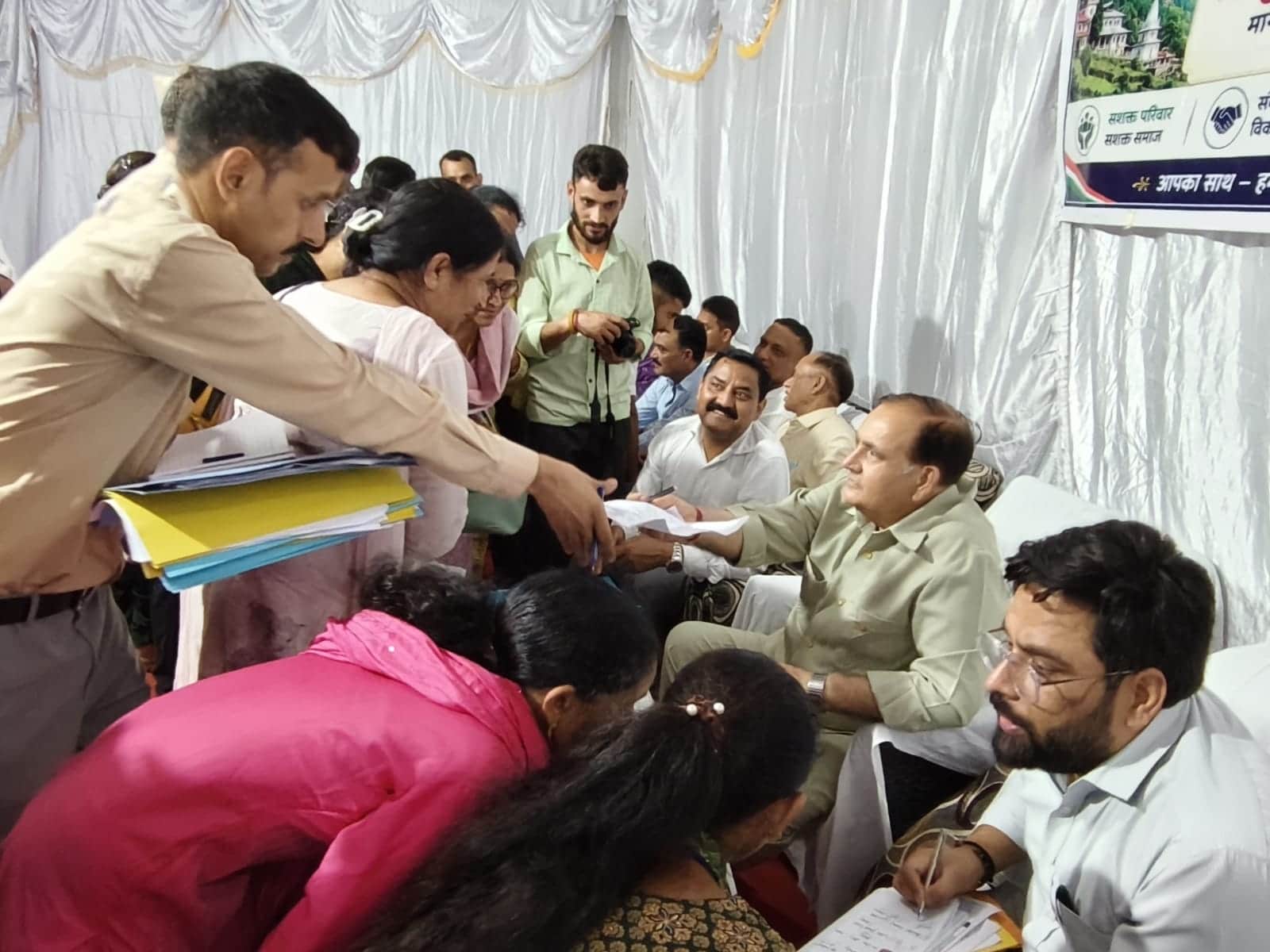 बनीखेत में विधानसभा अध्यक्ष कुलदीप सिंह पठानिया जनसमस्याएं सुनते हुए। संवाद