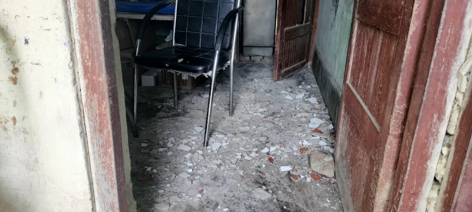 बरेसर थाना क्षेत्र के अलावलपुर अफगा स्थित न्यू पीएचसी की छत का टूटकर गिरा सीमेंट। स्रोत.. अस्पत