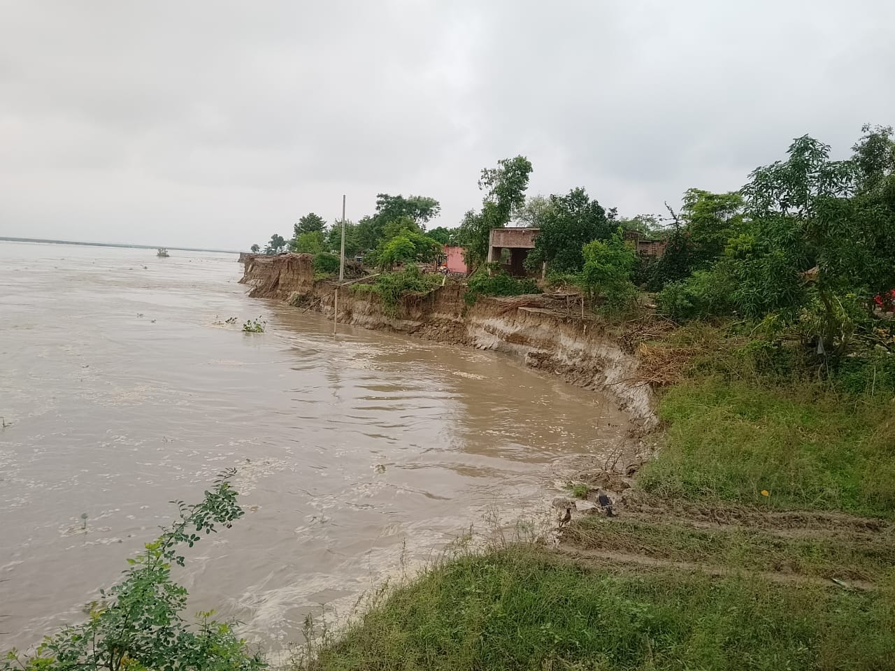 बैरिया क्षेत्र के गोपालनगर टाड़ी गांव को ठोकर मारती सरयू नदी की लहरें।संवाद