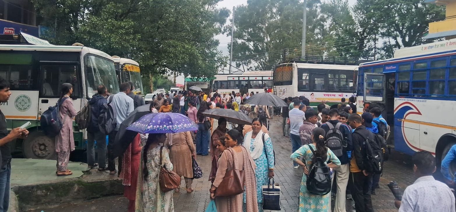 बस डिपो जोगिंद्रनगर में खड़ी बसें और अपने गंतव्य स्थान की ओर जाने के लिए परेशान होते यात्री। संव