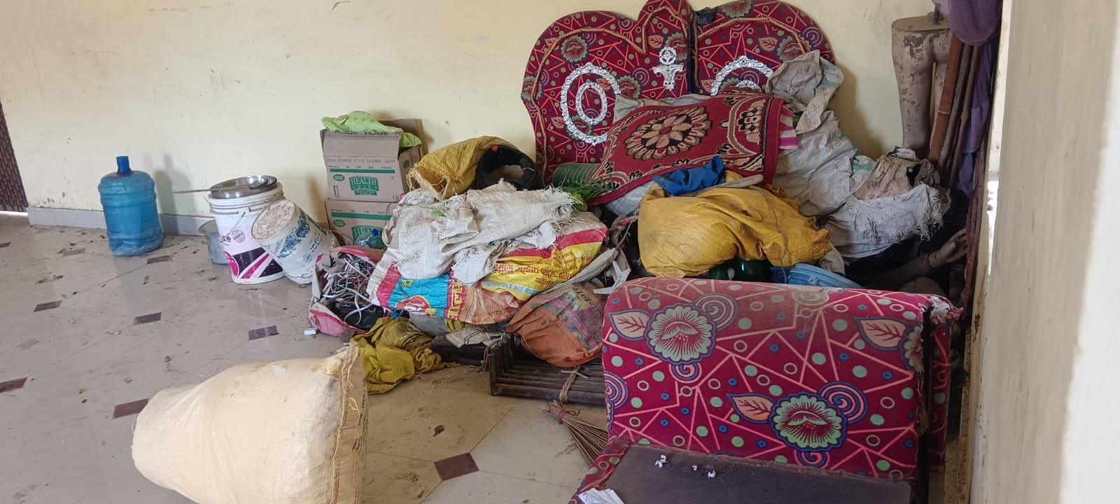 बदलापुर के घनश्यामपुर पंचायत भवन के कमरे में रखा कबाड़ । संवाद