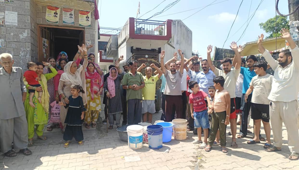Drinking water shortage in Dharmpur and Kotla villages; residents raise slogans.