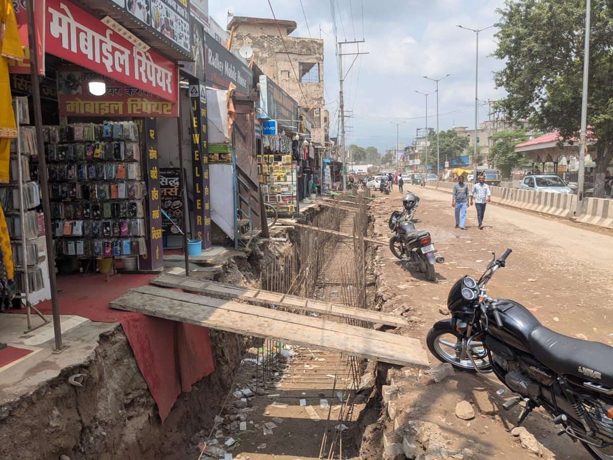 Solan News: बद्दी साई मार्ग पर दुकानों के आगे खोद दी नाली, दुकानदार परेशान