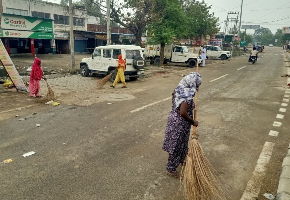 बवानीखेड़ा में सफाई करते  ठेकेदार के माध्यम से लगाए नए सफाई कर्मचारी।