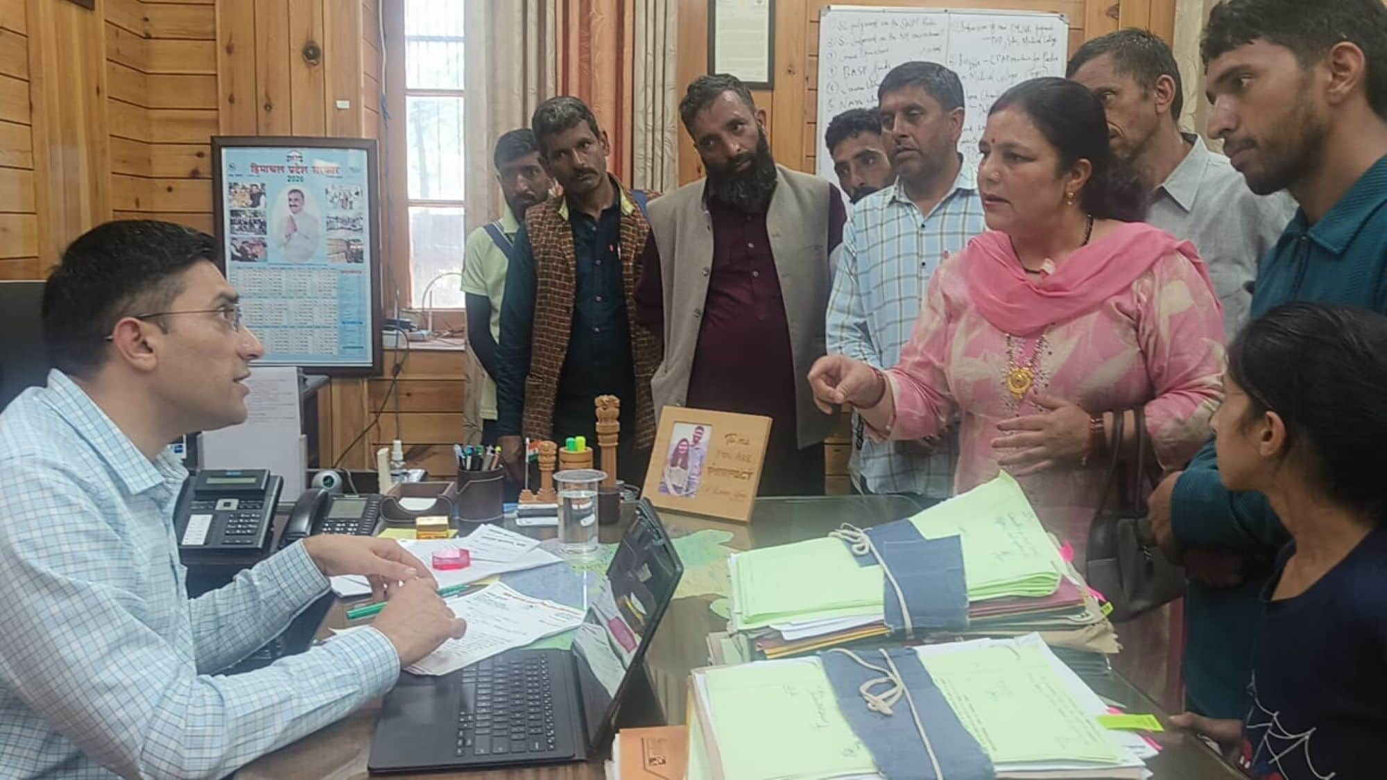 चंबा उपायुक्त को विभिन्न मांगों बारे ज्ञापन देने के बाद बात करते सिल्लाघ्राट पंचायत के लोग।सं