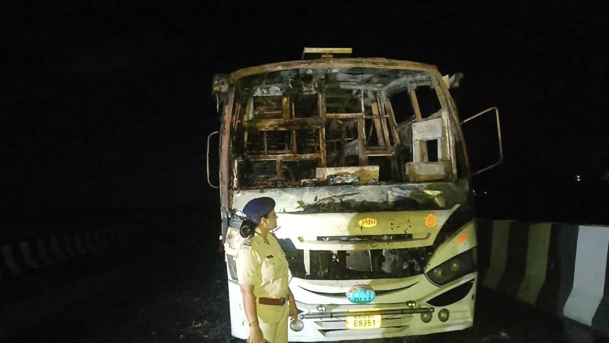 muzaffarpur nh27 barji overbridge moving passenger bus fire 35 passengers safe