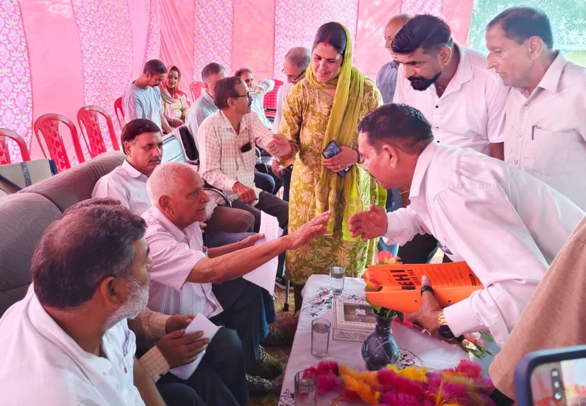 चढ़ियार में जन संवाद में लोगों की समस्याएं को सुनते विधायक किशोरी लाल। पीआरओ।