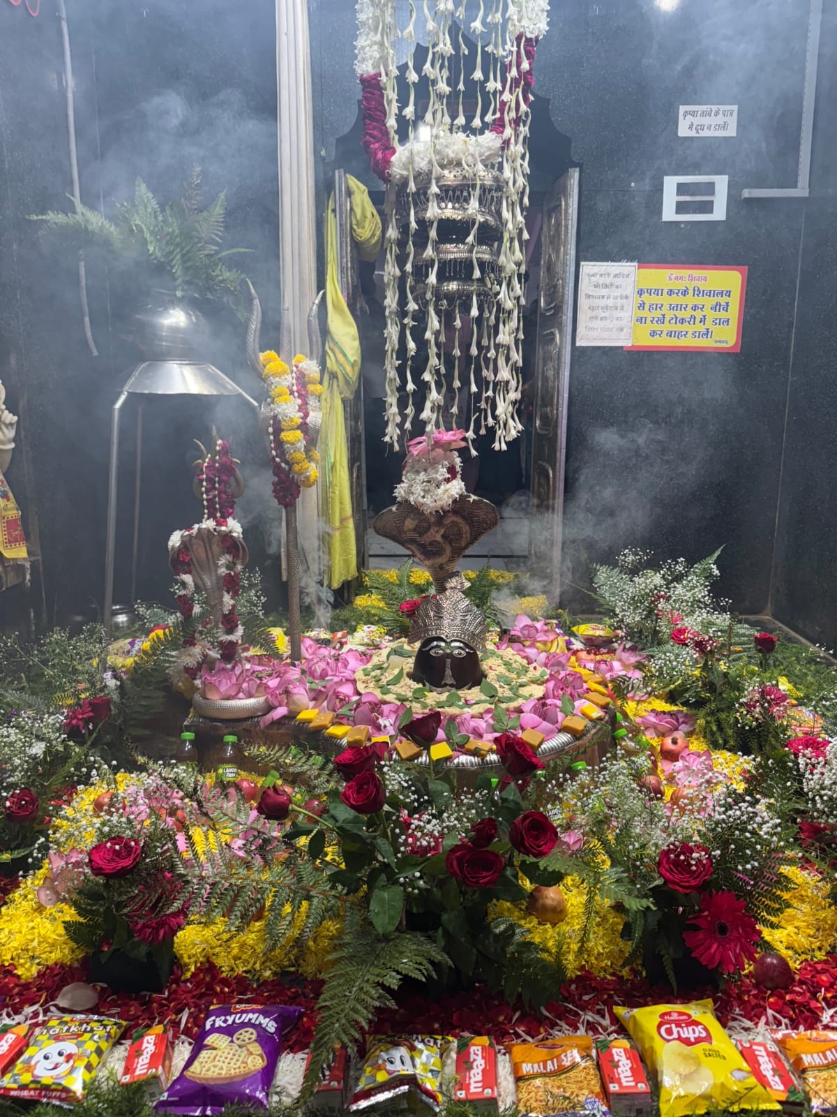 छावनी के कैलाश मंदिर हाथीखाना में भोले बाबा का चांदी के स्वरूप से किया श्रृंगार। प्रवक्ता