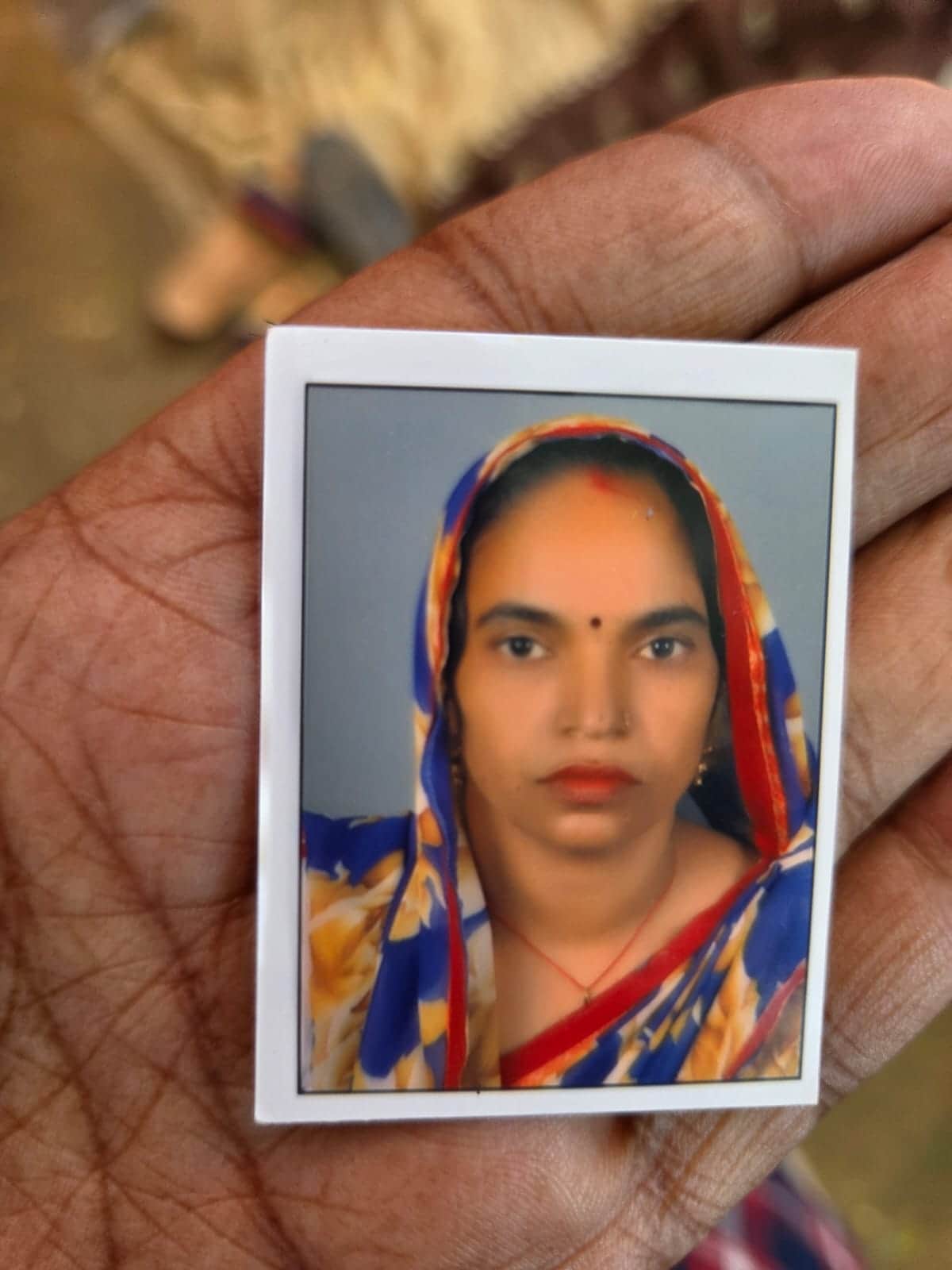 Woman found dead at home with a *chunni* noose wrapped around her neck; murder suspected.